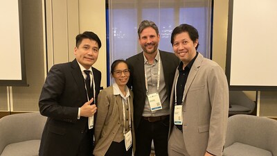 由左至右分別為台灣影響力投資協會理事方元沂、數位經濟暨產業發展協會（DTA）秘書長暨 MIT REAP 花蓮團隊黃玉華博士、Mercy Corps Ventures 投資長 Scott Onder，以及亞洲開發銀行（ADB）首席專家 Dominic Mellor，於 2025 年 AVPN 全球年會香港現場合影 (圖／MIT REAP 花蓮團隊提供)