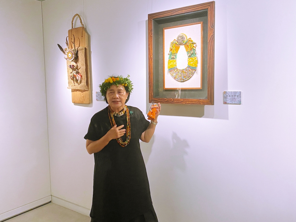 %E5%9C%96%E5%9B%9B %E5%B1%95%E5%A0%B4%E5%B7%A1%E7%A6%AE %E6%96%BD%E7%A7%80%E8%8F%8A%E8%80%81%E5%B8%AB%E4%BB%8B%E7%B4%B9%E6%8E%92%E7%81%A3%E6%97%8F%E7%90%89%E7%92%83%E5%89%B5%E4%BD%9C%E5%B7%A5%E8%97%9D%E7%89%B9%E8%89%B2 Fotor