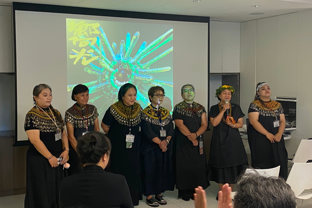 %E5%9C%96%E4%BA%94 %E6%96%BD%E7%A7%80%E8%8F%8A%E8%80%81%E5%B8%AB%E5%8F%8A%E8%9C%BB%E8%9C%93%E9%9B%85%E7%AF%89%E5%9C%98%E9%9A%8A %E5%85%B1%E5%90%8C%E6%AD%A1%E8%BF%8E%E6%89%80%E6%9C%89%E8%88%87%E6%9C%83%E4%BE%86%E8%B3%93 Fotor