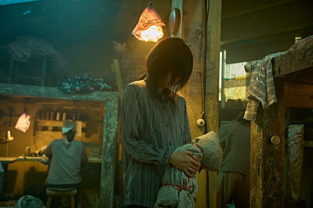 《屍速列車》導演力作 申鉉彬挑戰無臉角色直呼困難卻有趣 1 申鉉彬藉由肢體語言來演出《醜得要命》