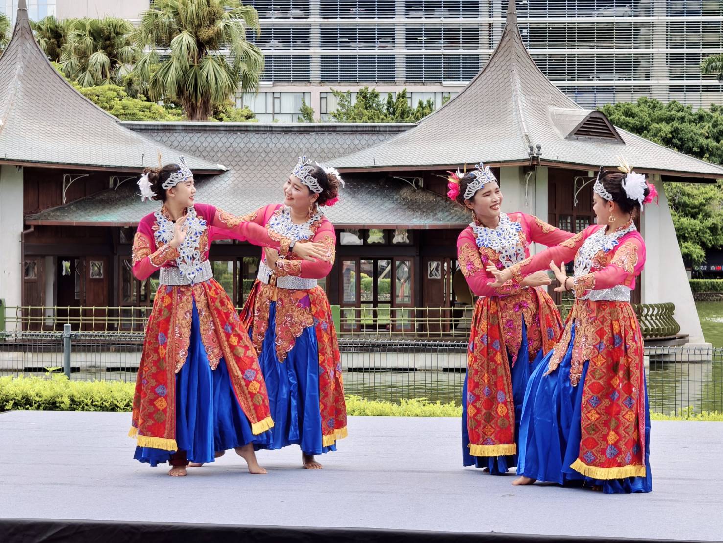 %E5%8D%B0%E8%AD%89%E5%B9%B8%E7%A6%8F%E8%88%9E%E5%9C%98 %E9%96%8B%E5%A0%B4%E6%BC%94%E5%87%BA%E6%94%BE%E9%80%81%E5%B9%B8%E7%A6%8F