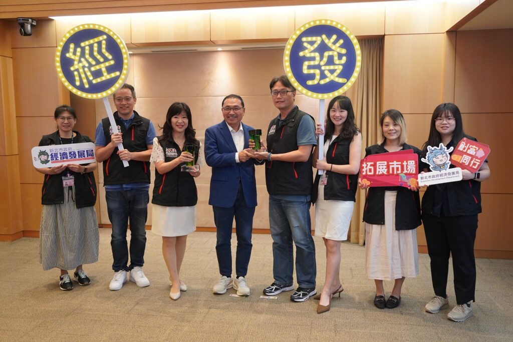 %E6%96%B0%E5%8C%97%E5%B8%82%E7%B6%93%E7%99%BC%E5%B1%80%E7%9B%9B%E7%AD%B1%E8%93%89%E5%B1%80%E9%95%B7%E5%B7%A6%E4%B8%89%E7%8E%87%E9%A0%98%E5%9C%98%E9%9A%8A%EF%BC%8C%E5%9C%A8%E5%B8%82%E6%94%BF%E6%9C%83%E8%AD%B0%E4%B8%8A%E5%B0%87%E9%80%99%E4%BB%BD%E6%A6%AE%E8%80%80%E7%8D%BB%E7%B5%A6%E5%B8%82%E9%95%B7%E4%BE%AF%E5%8F%8B%E5%AE%9C%E5%B7%A6%E5%9B%9B%EF%BC%8C%E8%88%87%E5%B8%82%E5%BA%9C%E5%9C%98%E9%9A%8A%E5%85%B1%E4%BA%AB%E5%96%9C%E6%82%85