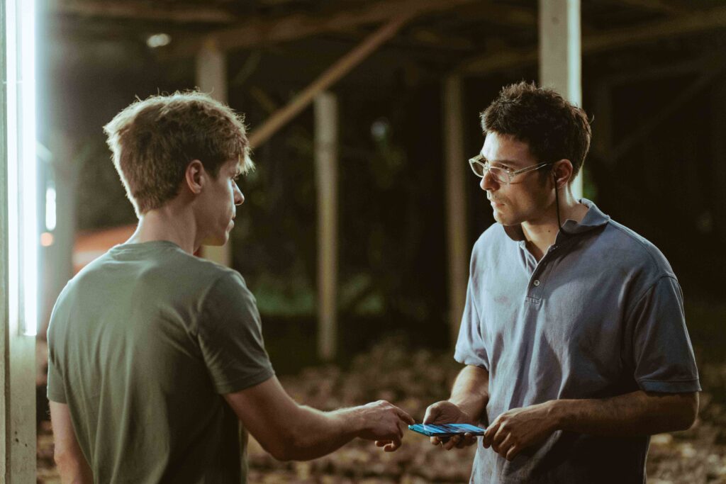 鳳小岳《陌路兄弟》男神變落魄菇農!吊嘎爆汗開貨車環島「氣到冒煙」 2 %E9%B3%B3%E5%B0%8F%E5%B2%B3%E6%89%AE%E7%AA%AE%E5%9B%B0%E8%8F%87%E8%BE%B2 %E8%B7%9F%E6%9C%AA%E8%AC%80%E9%9D%A2%E5%BC%9F%E5%BC%9F%E7%9B%B8%E8%AA%8D%E7%B6%BA%E5%BD%B1%E7%99%BC%E8%A1%8C%E6%8F%90%E4%BE%9B