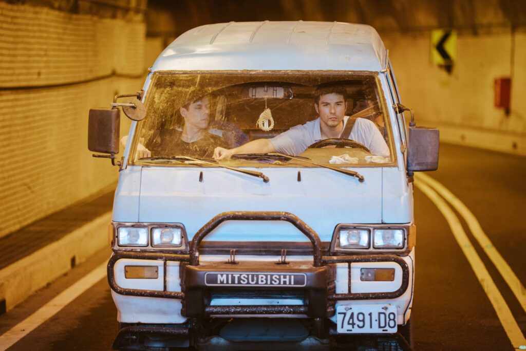 鳳小岳《陌路兄弟》男神變落魄菇農!吊嘎爆汗開貨車環島「氣到冒煙」 1 %E9%B3%B3%E5%B0%8F%E5%B2%B3%E8%A6%AA%E9%96%8B%E6%89%8B%E6%8E%92%E8%B2%A8%E8%BB%8A%E7%88%86%E6%B1%97%E7%92%B0%E5%B3%B6 %E7%9B%B4%E5%91%BC%E7%86%B1%E8%A1%80%E7%88%BD%E5%BF%AB%E7%B6%BA%E5%BD%B1%E7%99%BC%E8%A1%8C%E6%8F%90%E4%BE%9B