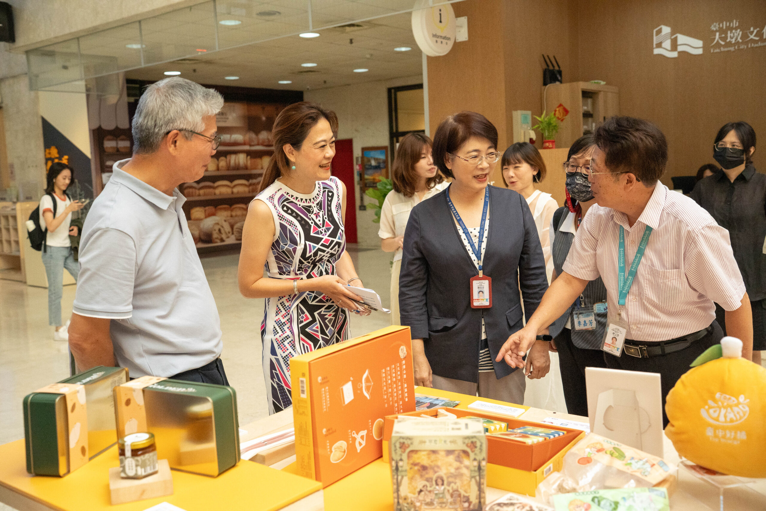 %E4%BD%B6%E9%91%AB%E7%90%BA%E7%91%AF%E7%B8%BD%E7%B6%93%E7%90%86%E7%8E%8B%E7%BE%A9%E9%A0%86 %E7%AD%96%E5%B1%95%E4%BA%BA%E5%BB%96%E4%BD%B3%E7%8E%B2%E8%88%87%E6%96%87%E5%8C%96%E5%B1%80%E9%95%B7%E9%99%B3%E4%BD%B3%E5%90%9B %E5%B7%A6%E8%87%B3%E5%8F%B3 scaled