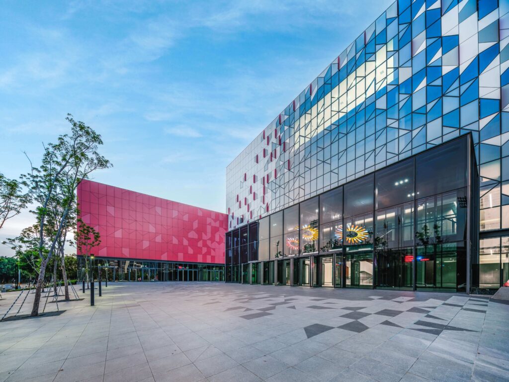 盧喬・封塔納巨作全球首次展出 —— 桃園會展中心《藝創生活展》 由藝術總監王焜生策劃 1 150245veh