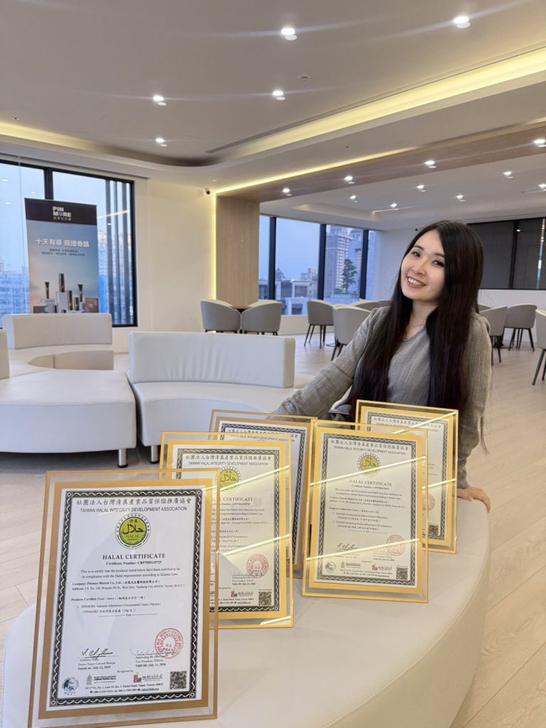 %E5%93%81%E8%8C%89%E5%85%92%E7%94%9F%E9%86%AB%E5%9F%B7%E8%A1%8C%E9%95%B7%E9%AB%98%E5%AD%90%E7%BF%94%E9%96%8B%E5%BF%83%E8%88%87%E6%B8%85%E7%9C%9F%E8%AA%8D%E8%AD%89%E8%AD%89%E6%9B%B8%E5%90%88%E5%BD%B11 768x1024 1