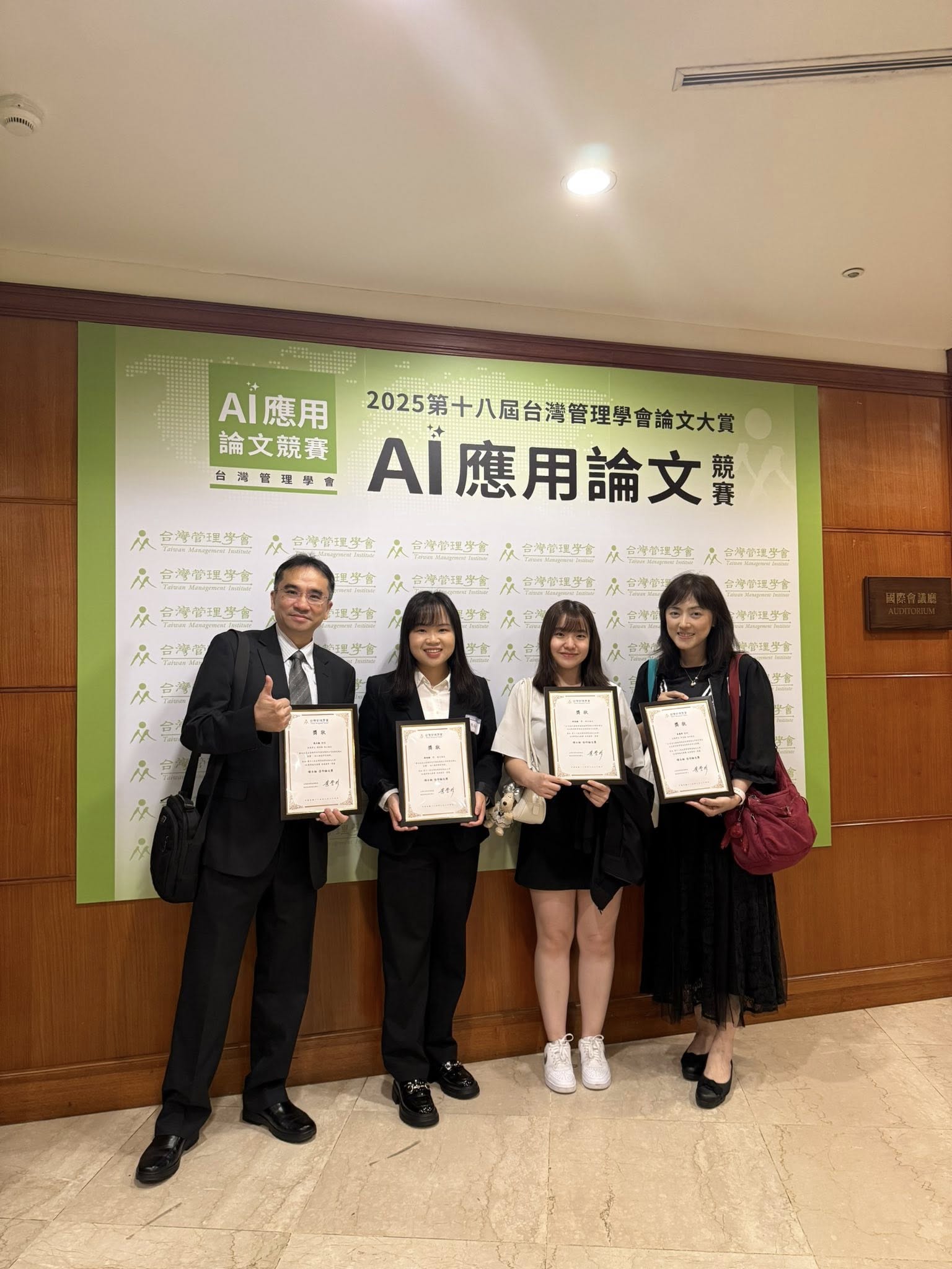 %E5%9C%96%E4%B8%80%E6%9D%B1%E5%90%B3%E5%A4%A7%E5%AD%B8%E4%BA%BA%E6%9C%ACAI%E4%B8%AD%E5%BF%83%E7%8D%B2%E7%8D%8E%E5%B8%AB%E7%94%9F%E5%90%88%E5%BD%B1%E7%94%B1%E5%8F%B3%E8%87%B3%E5%B7%A6%E6%9C%B1%E8%95%99%E5%90%9B%E8%80%81%E5%B8%AB%E8%A8%B1%E4%BD%B3%E7%A9%8E%E5%90%8C%E5%AD%B8%E5%91%A8%E9%9B%A8%E8%87%BB%E5%90%8C%E5%AD%B8%E4%BB%A5%E5%8F%8A%E9%AB%98%E7%AB%8B%E7%BF%B0%E8%80%81%E5%B8%AB