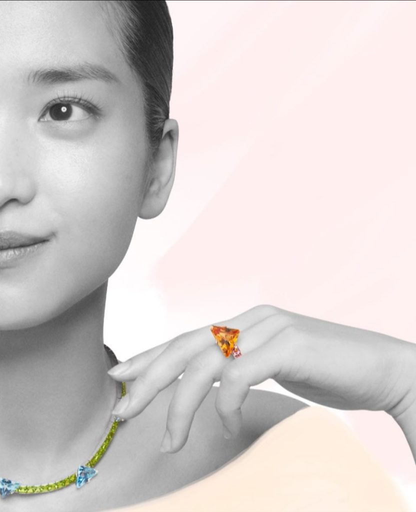 2025prada%E4%B8%89%E8%A7%92%E7%BF%92%E9%A1%8C00005 832x1024 1