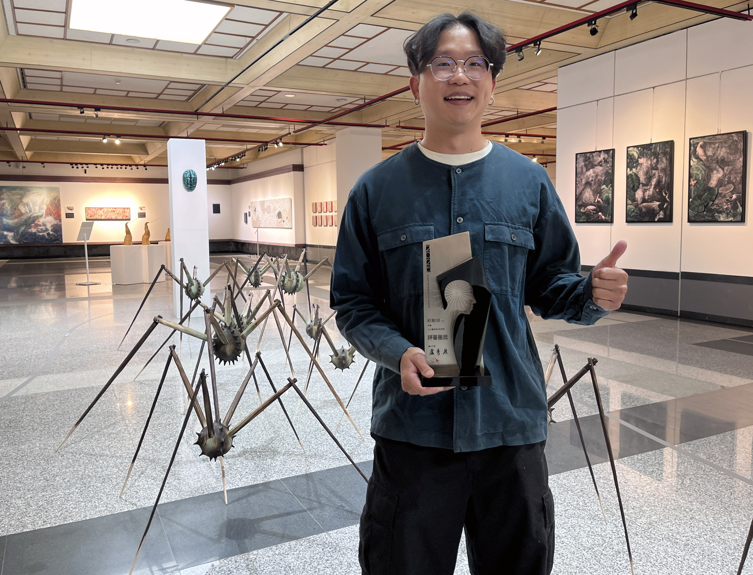 藝術破框共譜時代新聲 臺灣美術新貌獎登場 19 %E5%85%AC06 %E8%8E%8A%E9%A7%BF%E8%89%AF %E6%A4%8D%E5%85%A5%E7%A8%8B%E5%BA%8F %E7%B4%B0%E7%AF%80%E7%B2%BE%E7%B7%BB%E5%8D%BB%E9%80%8F%E9%9C%B2%E8%99%9B%E6%A7%8B%E6%9C%AC%E8%B3%AA%E5%BC%95%E7%99%BC%E5%B0%8D%E7%94%9F%E5%91%BD%E8%88%87%E7%A7%91%E6%8A%80%E7%9A%84%E6%B7%B1%E5%B1%A4%E5%8F%8D%E6%80%9D %E7%8D%B2%E5%BE%97%E6%9C%AC%E5%B1%86%E8%A9%95%E5%AF%A9%E5%9C%98%E7%8D%8E 1