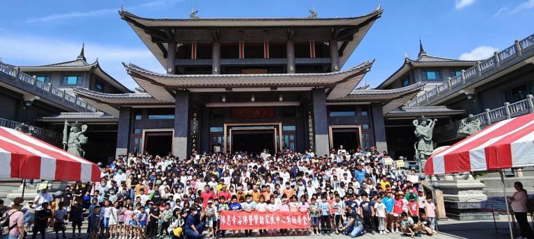 「浴佛獻慈心、佛恩傳愛意」佛恩寺母親節前夕溫暖發放助學金 千人齊聚沐佛恩 9 20250504214410 a642dfe6