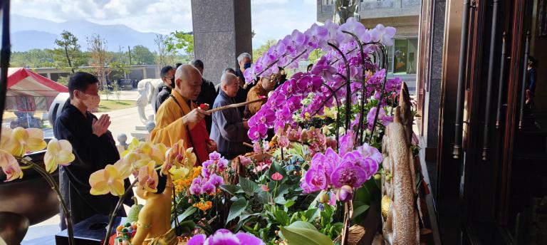 「浴佛獻慈心、佛恩傳愛意」佛恩寺母親節前夕溫暖發放助學金 千人齊聚沐佛恩 10 20250504214500 438944c3