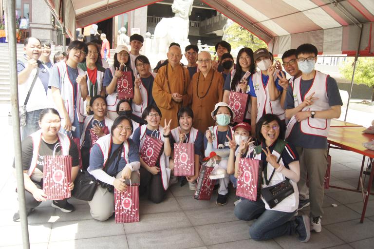 「浴佛獻慈心、佛恩傳愛意」佛恩寺母親節前夕溫暖發放助學金 千人齊聚沐佛恩 11 20250504214548 d5e91420