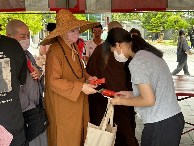 「浴佛獻慈心、佛恩傳愛意」佛恩寺母親節前夕溫暖發放助學金 千人齊聚沐佛恩 13 20250504214705 63540cc6