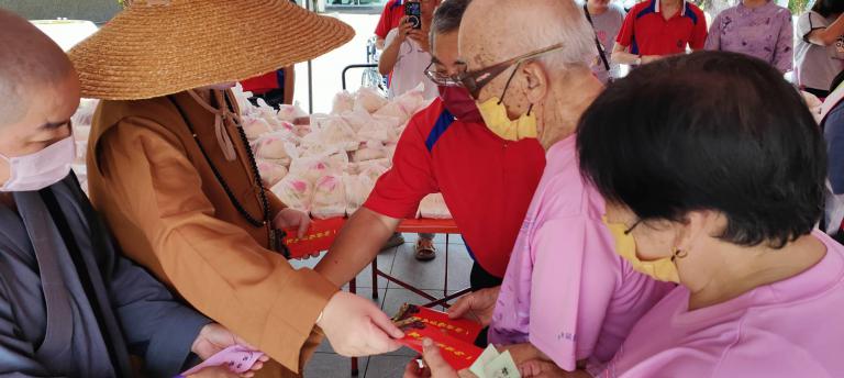 「浴佛獻慈心、佛恩傳愛意」佛恩寺母親節前夕溫暖發放助學金 千人齊聚沐佛恩 16 20250504215042 2fcd95c4