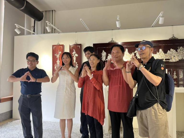 25道工序細細打磨展現天然貝殼虹彩光澤 陳甫民、李麗珠、歐定國聯合展出螺鈿藝品 4 20250911164644 8bcaccf7