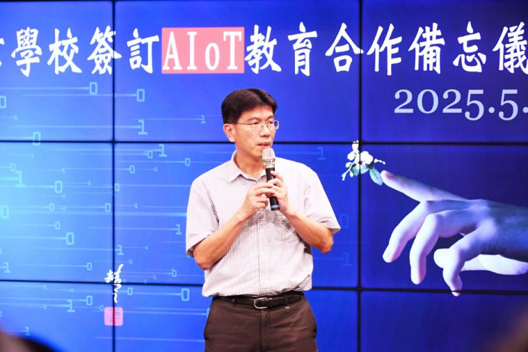 兩個校長一個念想 鳳岡國中聯手忠信學校跨校合作扎根科技及培養品德 14 20250522175833 8a1eddac