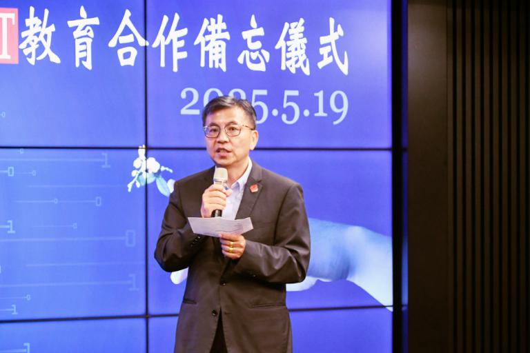 兩個校長一個念想 鳳岡國中聯手忠信學校跨校合作扎根科技及培養品德 13 20250522175808 4b2865e3 1