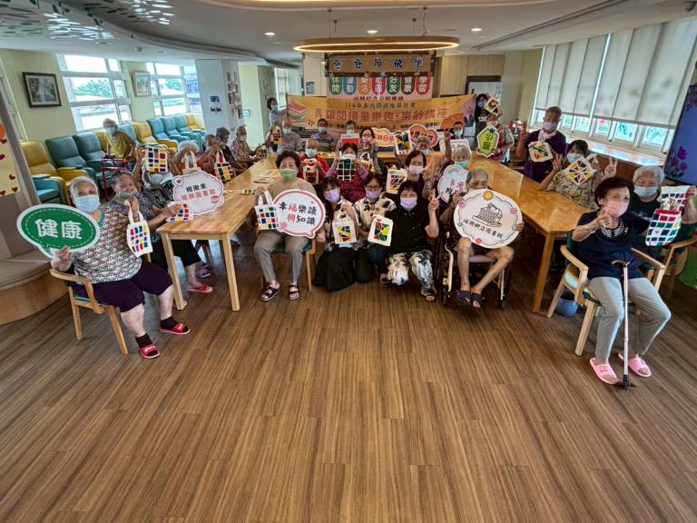 圖書館老師陪伴福興日照長者創作手提袋 展現獨一無二風格 5 20250828011911 26f7f294 1