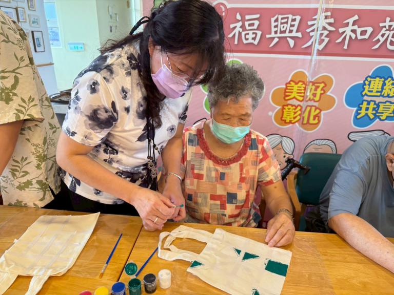 圖書館老師陪伴福興日照長者創作手提袋 展現獨一無二風格 6 20250828011927 3c49b233 1