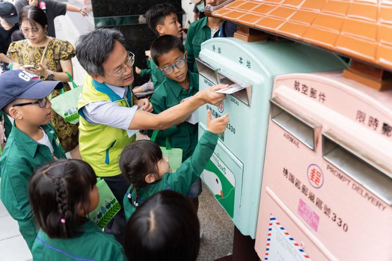 多元文化尋根之旅 中壢郵局邀請親子書寫並寄送明信片 3 20250909152416 745f6b92