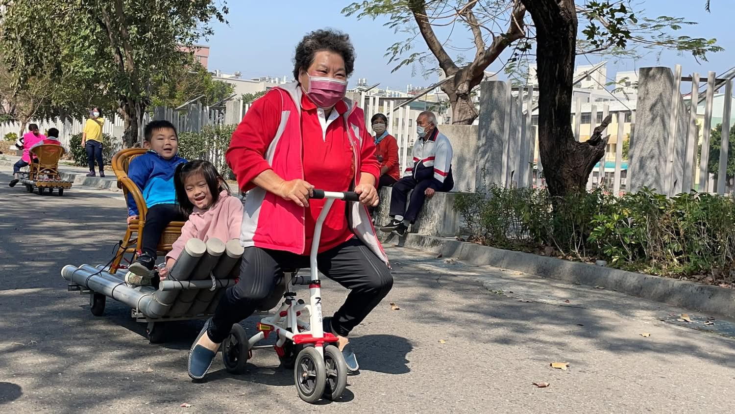 打造在地人幸福角落 台中14處績優社區揭曉 7 %E7%83%8F%E6%97%A5%E6%B9%96%E6%97%A5%E7%A4%BE%E5%8D%80%E9%95%B7%E8%BC%A9%E4%BD%BF%E7%94%A8%E8%82%8C%E5%8A%9B%E8%BB%8A 0