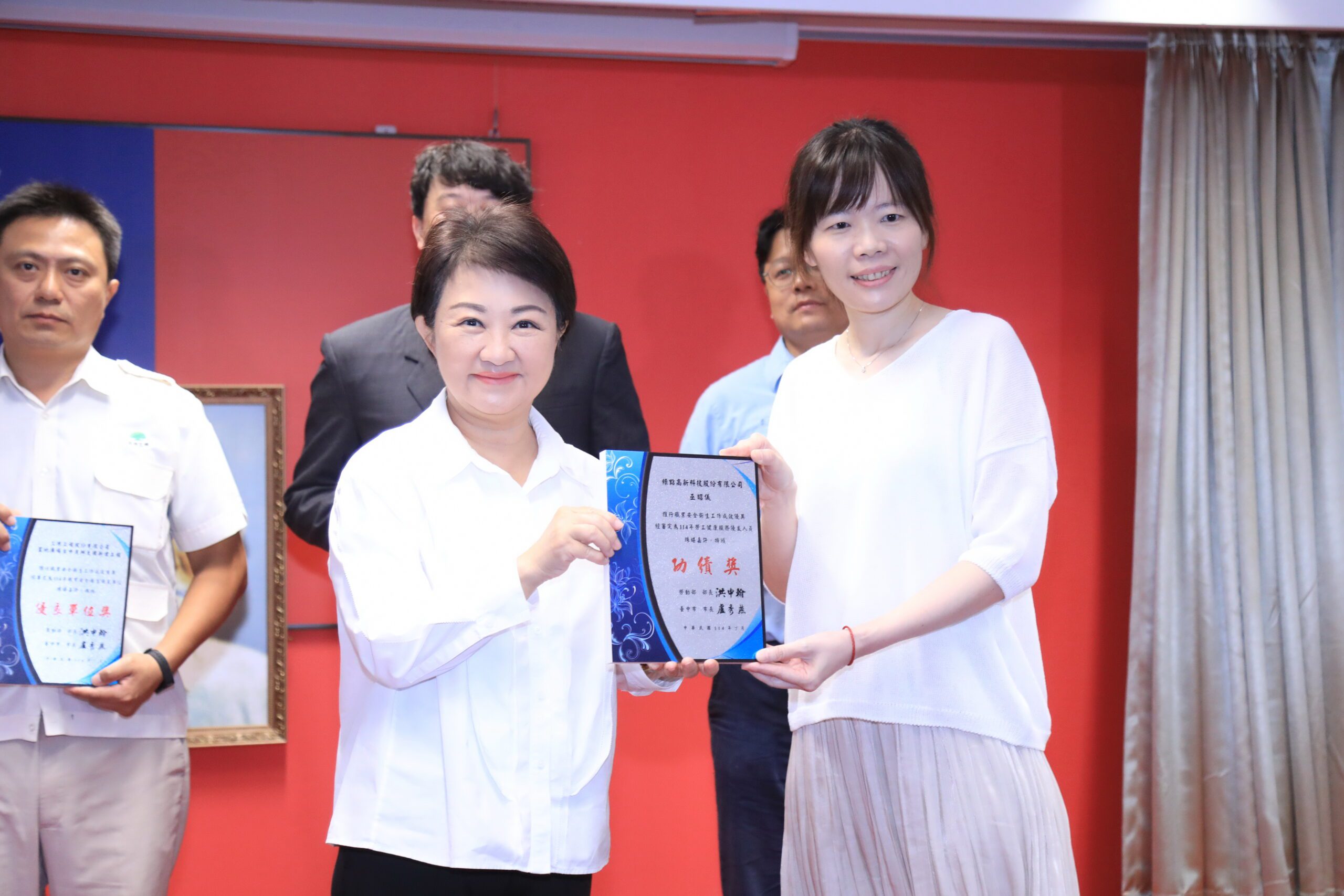 盧市長表揚職業安全衛生優良單位及人員 中市勞工局推動職場安全文化 9 %E5%8B%9E%E5%B7%A5%E5%81%A5%E5%BA%B7%E6%9C%8D%E5%8B%99%E5%84%AA%E8%89%AF%E4%BA%BA%E5%93%A1 %E7%B6%A0%E9%BB%9E%E9%AB%98%E6%96%B0%E7%A7%91%E6%8A%80%E8%82%A1%E4%BB%BD%E6%9C%89%E9%99%90%E5%85%AC%E5%8F%B8 %E5%B7%AB%E6%98%AD%E5%84%80%E5%90%9B 0