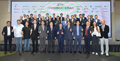 機構代表簽署《約章》後,與主禮嘉賓合照 機構代表簽署《約章》後,與主禮嘉賓合照