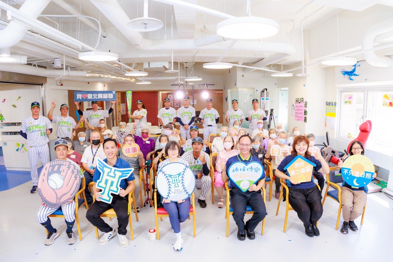 棒球傳愛、樂齡同行 臺北興富發棒球隊化身暖心志工 9 c1cf84a2 6a1c 47ed 8d52 d328b8147ce6 1