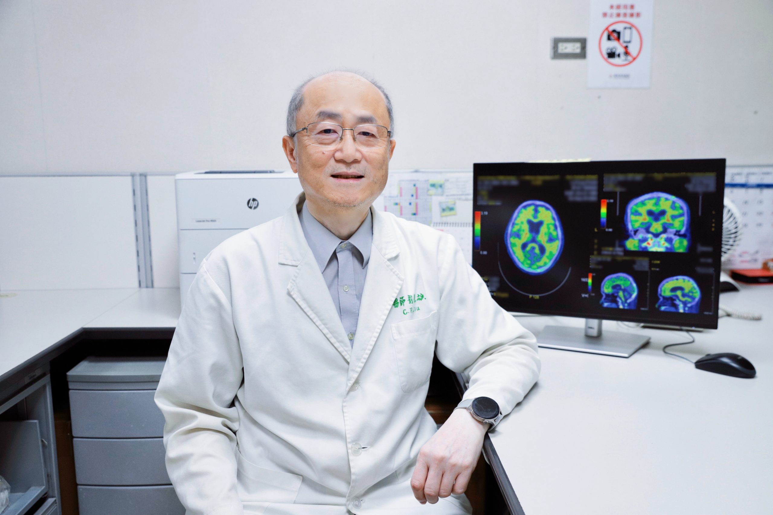 %E7%BE%85%E6%9D%B1%E5%8D%9A%E6%84%9B%E9%86%AB%E9%99%A2%E5%A4%B1%E6%99%BA%E5%85%B1%E5%90%8C%E7%85%A7%E8%AD%B7%E4%B8%AD%E5%BF%83%E4%B8%BB%E4%BB%BB%E5%8A%89%E7%AB%B6%E9%9B%84%E9%86%AB%E5%B8%AB%E6%8F%90%E9%86%92%E5%81%A5%E5%BF%98%E5%8F%AF%E8%83%BD%E6%98%AF%E5%A4%B1%E6%99%BA%E7%97%87%E6%97%A9%E6%9C%9F%E5%BE%B5%E5%85%86%E5%85%B7%E5%82%99 scaled 1