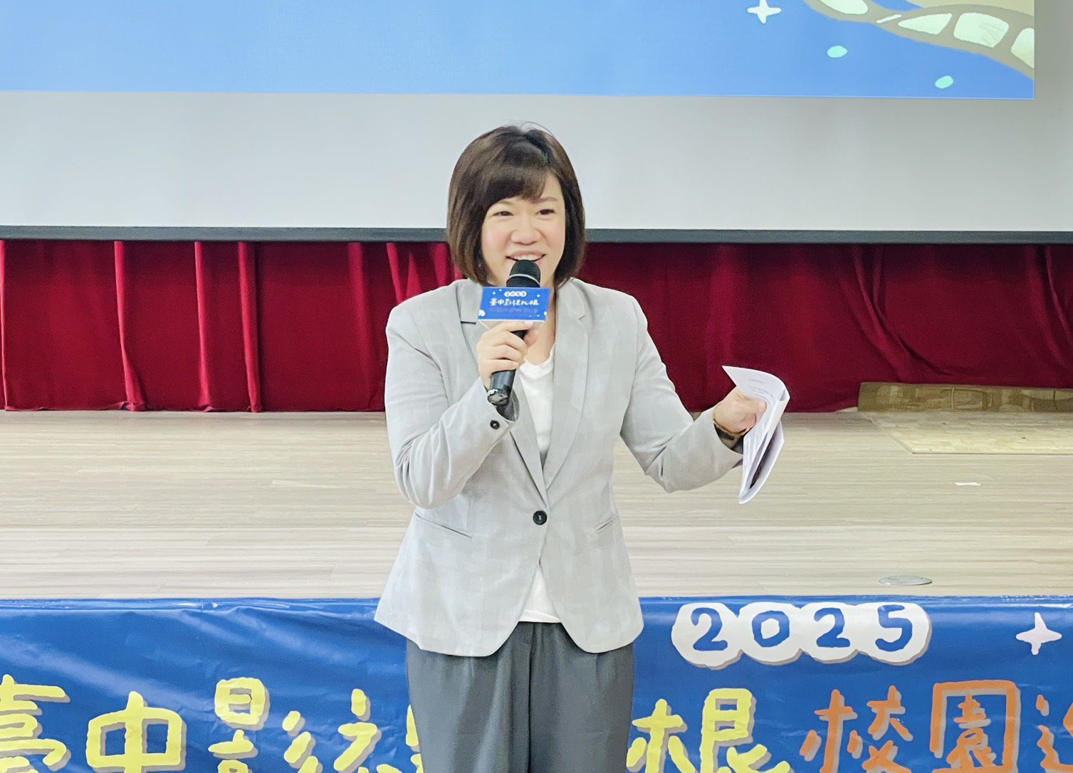 中市校園巡迴映演列車開進啟明學校 新聞局長:把電影的感動帶進校園 11 %E5%B1%80%E9%95%B7%E8%87%B4%E8%A9%9E2