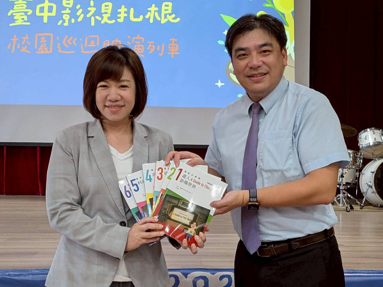 中市校園巡迴映演列車開進啟明學校 新聞局長:把電影的感動帶進校園 13 %E6%96%B0%E8%81%9E%E5%B1%80%E9%95%B7%E8%B4%88%E6%9B%B8%E7%B5%A6%E5%95%9F%E6%98%8E%E5%AD%B8%E6%A0%A1