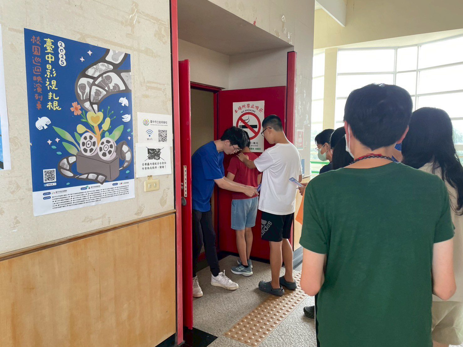 中市校園巡迴映演列車開進啟明學校 新聞局長:把電影的感動帶進校園 15 %E5%95%9F%E6%98%8E%E5%AD%B8%E6%A0%A1%E5%AD%B8%E7%94%9F%E9%AB%94%E9%A9%97%E5%85%A5%E5%A0%B4%E5%89%AA%E7%A5%A8