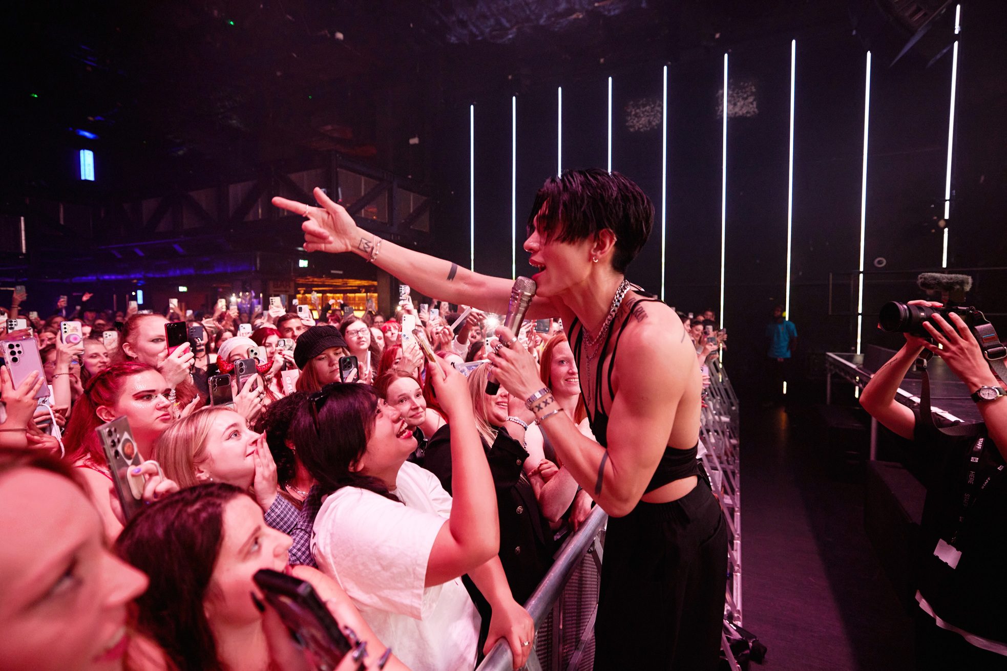 KIRE 凱爾攜巡演二度襲英 打造「激情擂台」把舞台變健身房 19 KIRE%E5%85%A8%E6%96%B0%E8%8B%B1%E5%9C%8B%E5%B7%A1%E6%BC%94%E8%88%87%E7%B2%89%E7%B5%B2%E7%86%B1%E6%83%85%E4%BA%92%E5%8B%951