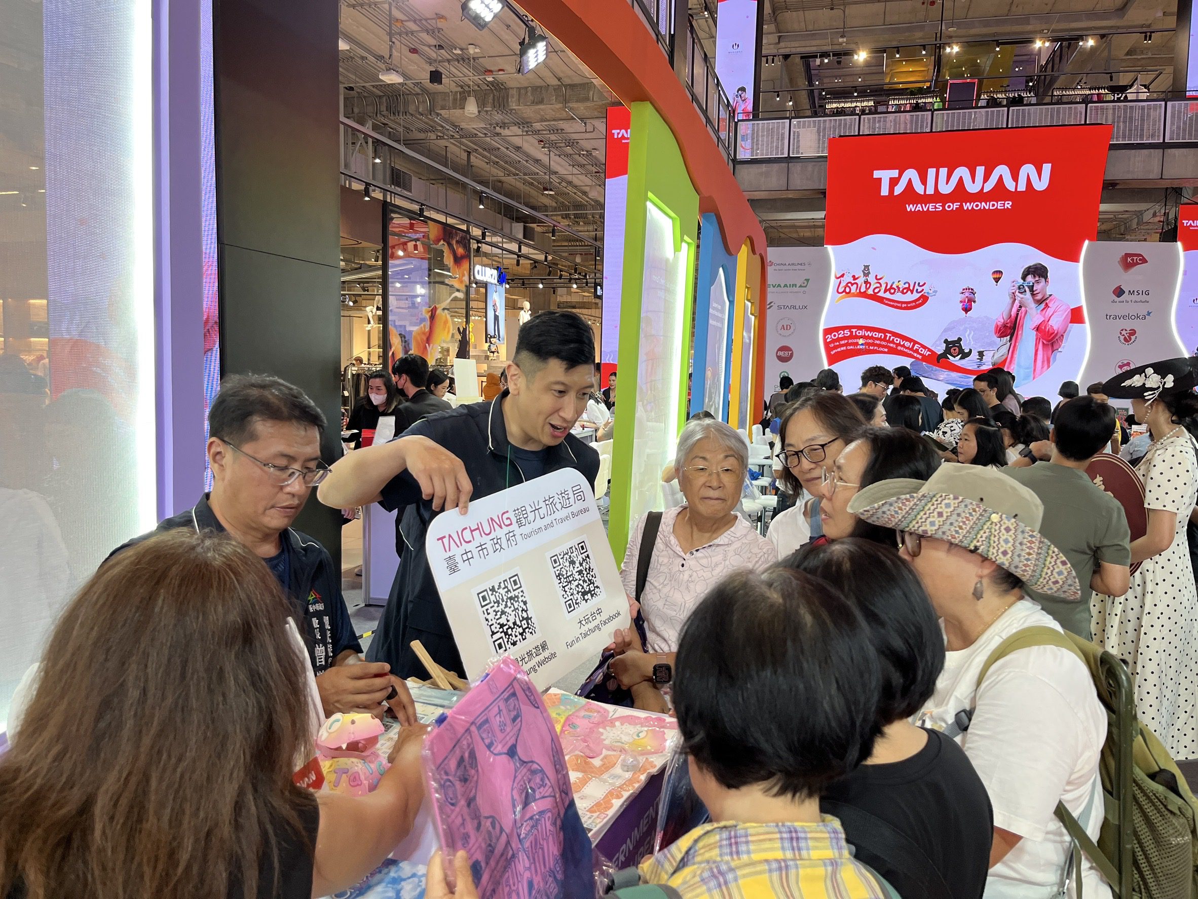 台中魅力席捲泰國! 曼谷旅展、清邁推廣會人氣爆棚 9 %E6%B3%B0%E5%9C%8B%E6%B0%91%E7%9C%BE%E7%A9%8D%E6%A5%B5%E8%A9%A2%E5%95%8F%E5%8F%B0%E4%B8%AD%E6%97%85%E9%81%8A%E8%B3%87%E8%A8%8A