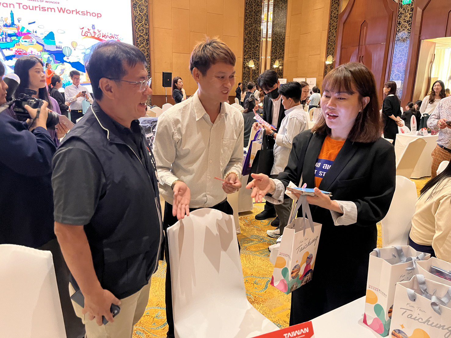 台中魅力席捲泰國! 曼谷旅展、清邁推廣會人氣爆棚 15 %E6%8E%A8%E5%BB%A3%E6%9C%83%E4%B8%8A%E6%B3%B0%E5%9C%8B%E6%A5%AD%E8%80%85%E7%A9%8D%E6%A5%B5%E8%A9%A2%E5%95%8F%E5%8F%B0%E4%B8%AD%E9%81%8A%E7%A8%8B