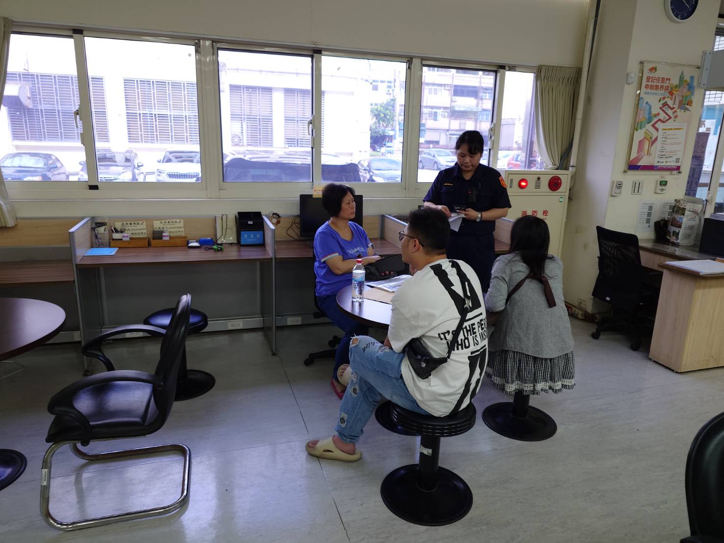 中市龍井地政與警方通力合作 助民眾保住900萬元房產 3 %E8%AD%A6%E6%96%B9%E7%AB%8B%E5%8D%B3%E5%B0%8D%E6%B0%91%E7%9C%BE%E9%80%B2%E8%A1%8C%E9%97%9C%E6%87%B7%E6%8F%90%E5%95%8F 0