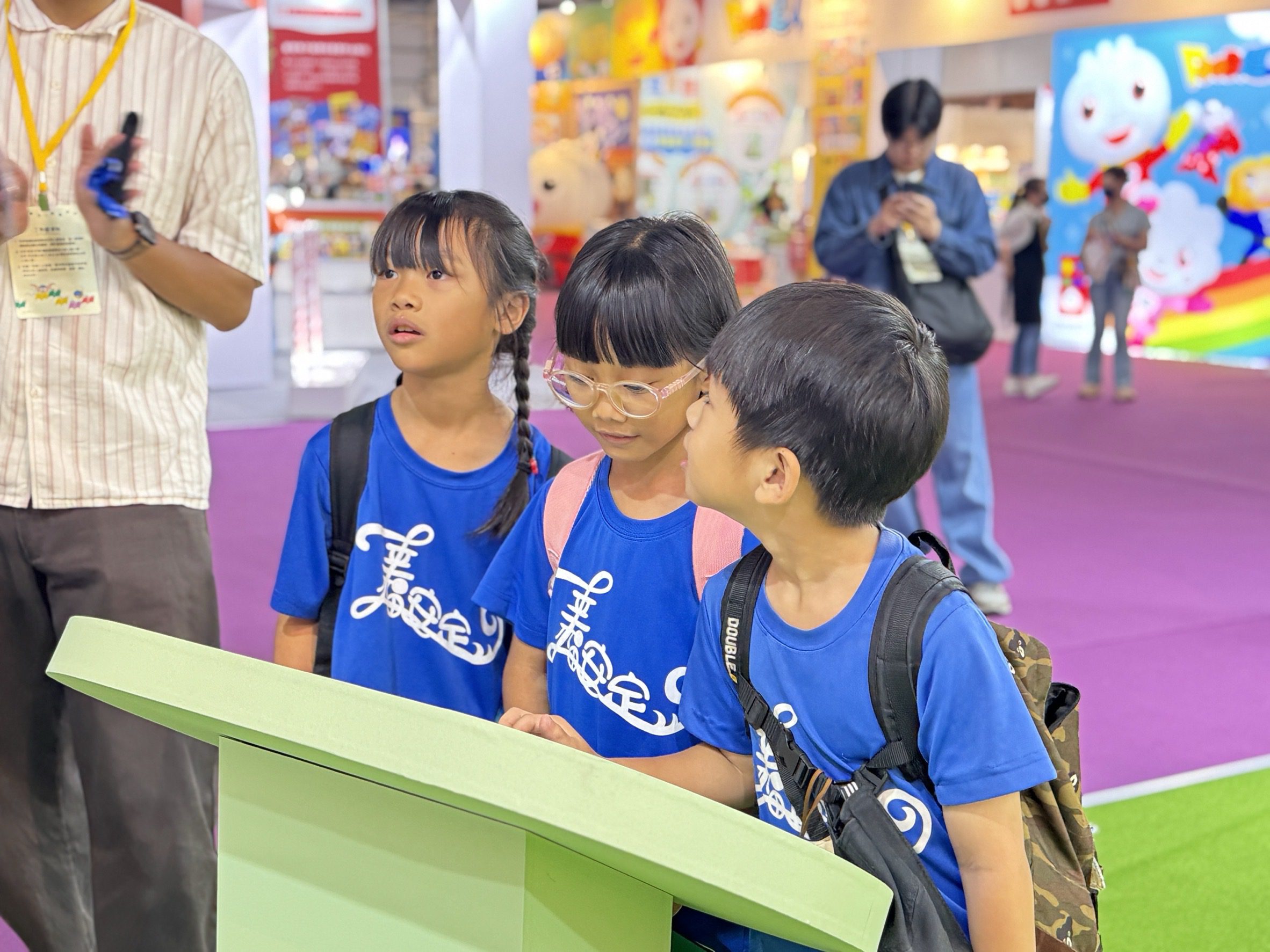 台灣國際兒少書展開幕首日參觀人潮湧現 台中館內互動裝置超吸睛 7 %E7%8F%BE%E5%A0%B4%E5%B0%8F%E6%9C%8B%E5%8F%8B%E6%8F%AA%E5%9C%98%E9%97%96%E9%97%9C %E6%9B%B8%E9%A0%81%E8%A3%A1%E7%9A%84%E5%A5%87%E5%B9%BB%E6%97%85%E7%A8%8B %E4%BA%92%E5%8B%95%E8%A3%9D%E7%BD%AE