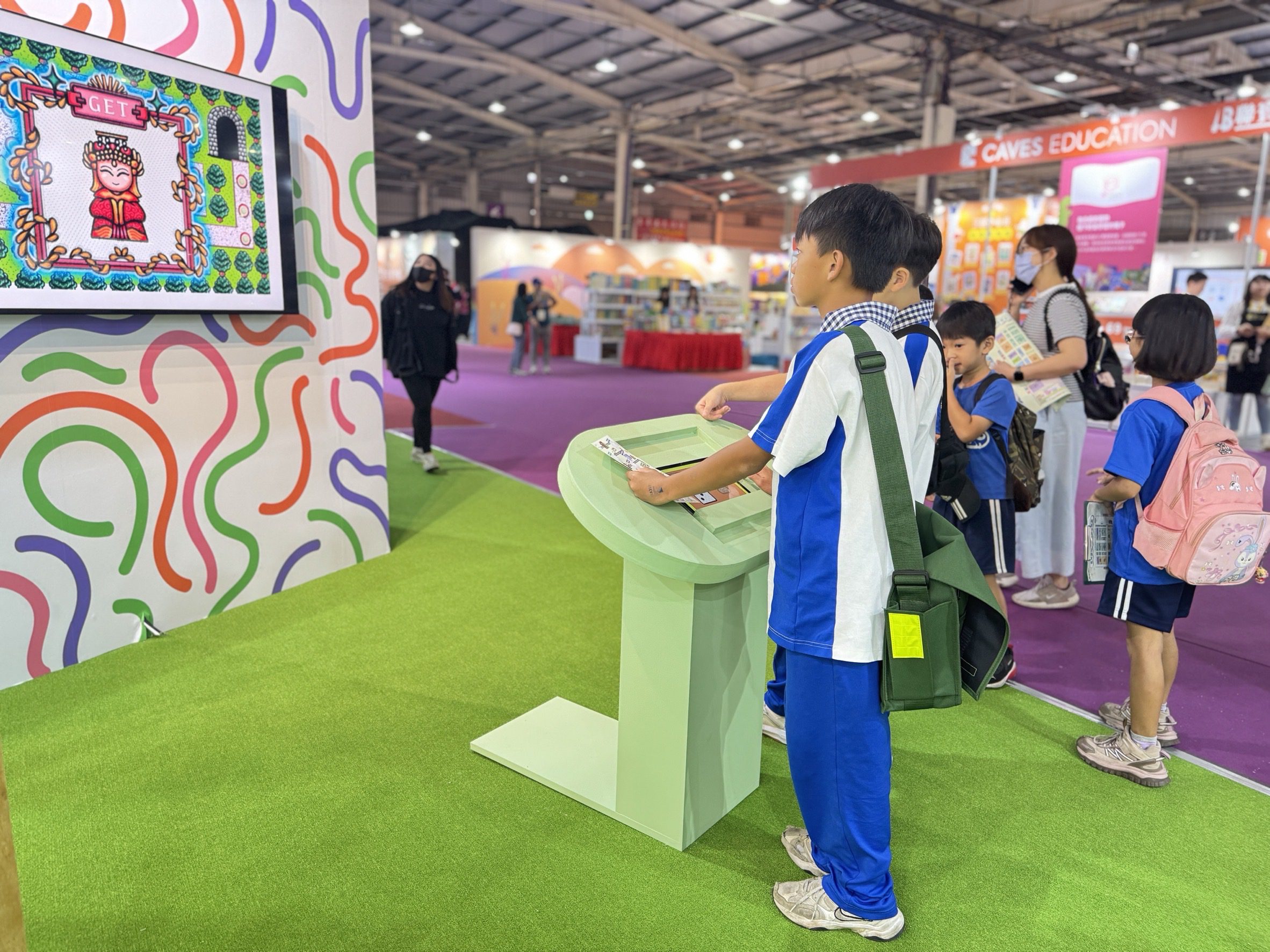 台灣國際兒少書展開幕首日參觀人潮湧現 台中館內互動裝置超吸睛 9 %E6%9B%B8%E9%A0%81%E8%A3%A1%E7%9A%84%E5%A5%87%E5%B9%BB%E6%97%85%E7%A8%8B %E4%BA%92%E5%8B%95%E8%A3%9D%E7%BD%AE %E6%9B%B4%E6%98%AF%E5%8F%97%E5%88%B0%E7%86%B1%E7%83%88%E8%BF%B4%E9%9F%BF