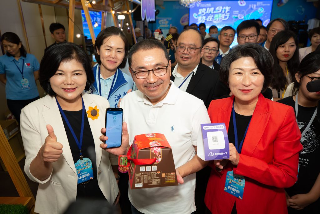 圖五臺東縣長與新北特色攤商互動親自示範城市幣跨域支付體驗 - 報新聞 Mega News %E5%9C%96%E4%BA%94%E8%87%BA%E6%9D%B1%E7%B8%A3%E9%95%B7%E8%88%87%E6%96%B0%E5%8C%97%E7%89%B9%E8%89%B2%E6%94%A4%E5%95%86%E4%BA%92%E5%8B%95%E8%A6%AA%E8%87%AA%E7%A4%BA%E7%AF%84%E5%9F%8E%E5%B8%82%E5%B9%A3%E8%B7%A8%E5%9F%9F%E6%94%AF%E4%BB%98%E9%AB%94%E9%A9%97 1024x683 2
