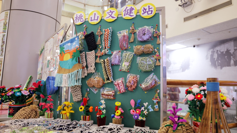 %E6%B4%BB%E5%8B%95%E7%8F%BE%E5%A0%B4%E8%A8%AD%E6%9C%89%E9%9D%9C%E6%85%8B%E6%94%A4%E4%BD%8D%E5%B1%95%E5%87%BA%E5%B7%B7%E5%BC%84%E9%95%B7%E7%85%A7%E7%AB%99%E5%8F%8A%E6%A1%83%E5%B1%B1%E6%96%87%E5%81%A5%E7%AB%99%E7%9A%84%E9%95%B7%E8%80%85%E5%80%91%E7%9A%84%E6%89%8B%E5%B7%A5%E8%97%9D%E7%B9%AA%E7%95%AB%E5%82%B3%E7%B5%B1%E7%B7%A8%E7%B9%94%E7%AD%89%E5%A4%9A%E5%85%83%E4%BD%9C%E5%93%81%E5%85%85%E5%88%86%E5%B1%95%E7%8F%BE%E5%AD%B8%E7%BF%92%E6%88%90%E6%9E%9C%E8%88%87%E7%94%9F%E5%91%BD%E5%8A%9B2 Fotor