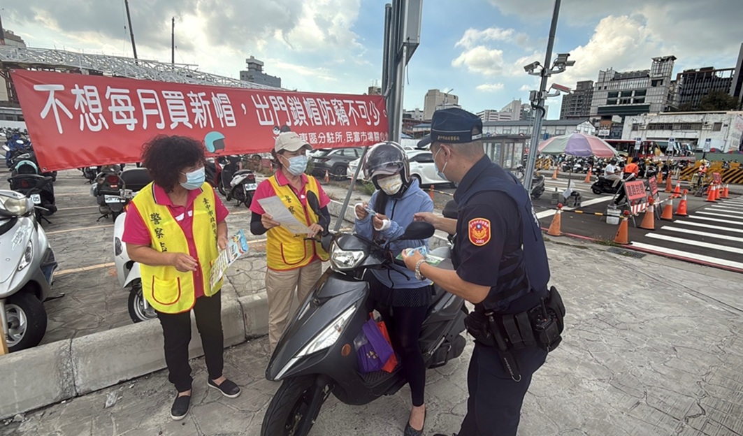 ▲圖說：第三分局東區分駐所結合志工隊，在人潮眾多新民街市場及周邊停車場宣導「安全帽防竊」 （圖／台中市政府 提供）