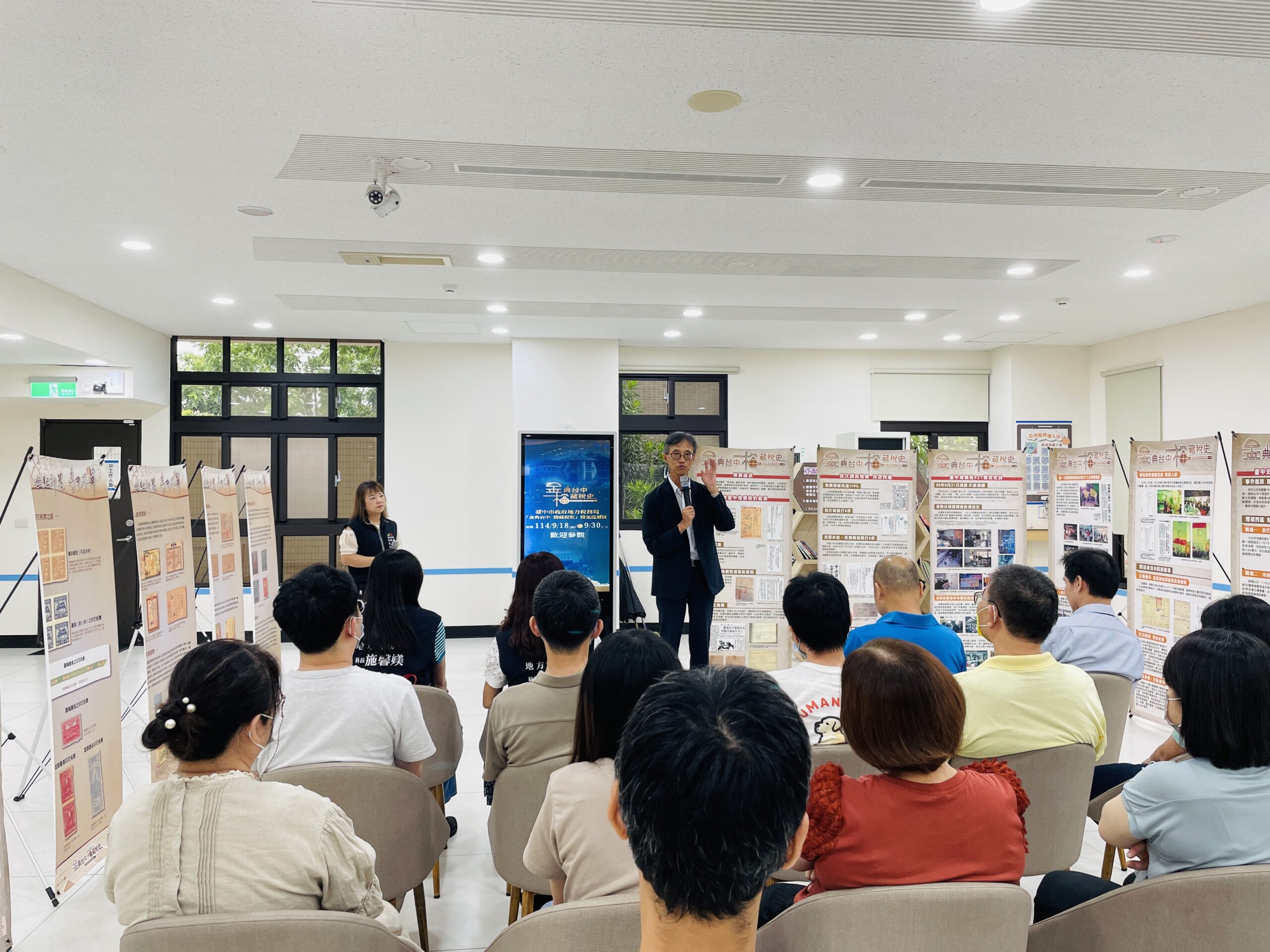 921記憶在檔案裡延續 中市地稅局「金典台中 檔藏稅史」檔案展前進南投 5 %E5%9C%B0%E7%A8%85%E5%B1%80%E6%B2%88%E6%94%BF%E5%AE%89%E5%B1%80%E9%95%B7%E7%82%BA%E5%A4%A7%E5%AE%B6%E4%BB%8B%E7%B4%B9 %E9%87%91%E5%85%B8%E5%8F%B0%E4%B8%AD %E6%AA%94%E8%97%8F%E7%A8%85%E5%8F%B2 %E6%AA%94%E6%A1%88%E5%B1%95 0 1