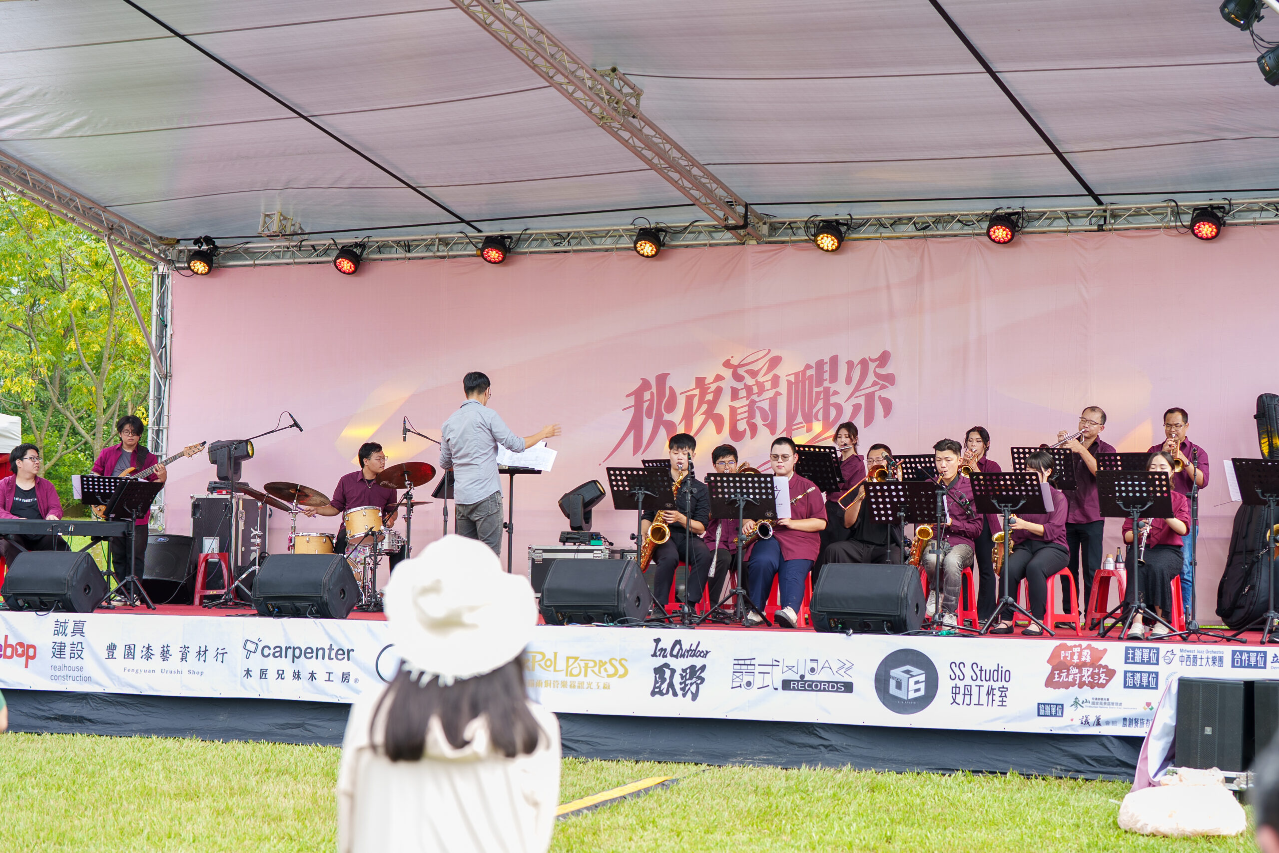 %E4%B8%AD%E8%A5%BF%E7%88%B5%E5%A3%AB%E5%A4%A7%E6%A8%82%E5%9C%98 %E5%91%88%E7%8F%BE%E7%88%B5%E5%A3%AB%E6%90%96%E6%93%BA%E7%B6%93%E5%85%B8%E6%A8%82%E9%A2%A8 1 scaled