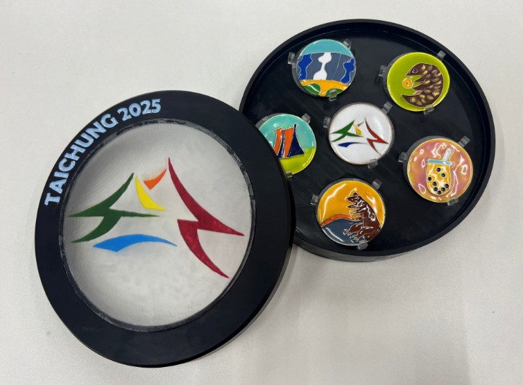 傳統工藝x創新科技打造跨世代新風貌!中市職人傳承新秀選拔作品展登場 4 %E5%9C%965 %E9%87%91%E5%B7%A5%E8%81%B7%E9%A1%9E%E8%94%A1%E9%95%B7%E5%AE%8F%E6%9E%97%E8%8A%8A%E5%A6%A4%E4%BD%9C%E5%93%81%E9%8F%A1%E9%A0%AD%E4%B8%8B%E7%9A%84%E5%8F%B0%E4%B8%AD