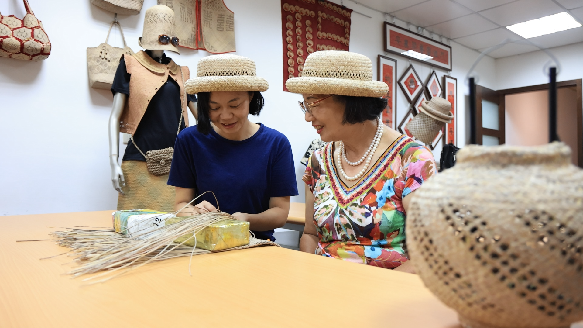 傳統工藝x創新科技打造跨世代新風貌!中市職人傳承新秀選拔作品展登場 5 %E5%9C%963 %E7%B7%A8%E7%B9%94%E8%81%B7%E9%A1%9E%E8%81%B7%E4%BA%BA%E6%96%B0%E7%A7%80%E6%9E%97%E6%83%A0%E6%B4%A5%E9%84%AD%E9%9B%85%E5%A8%9F