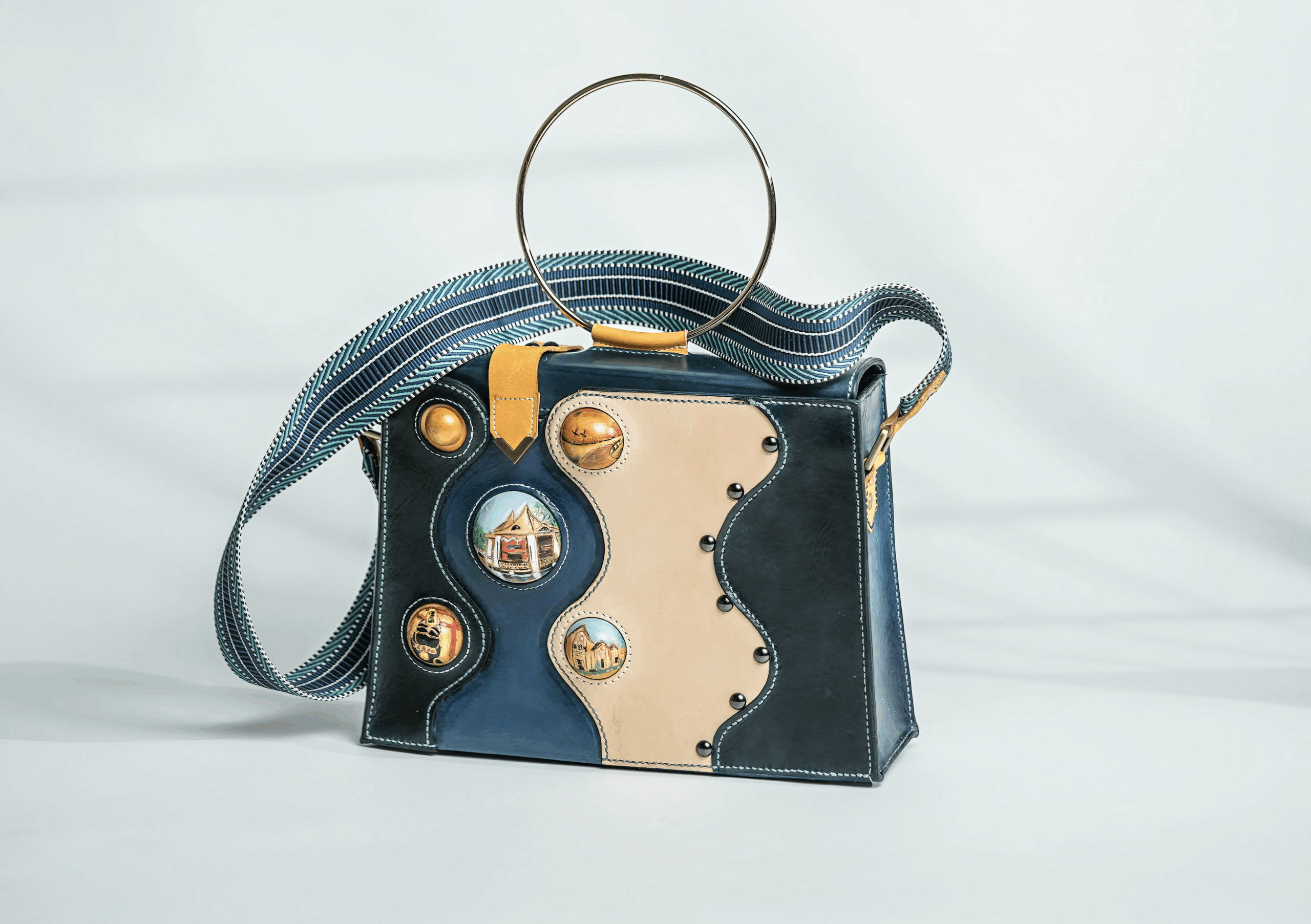 傳統工藝x創新科技打造跨世代新風貌!中市職人傳承新秀選拔作品展登場 6 %E5%9C%964 %E7%9A%AE%E9%9D%A9%E8%A3%BD%E4%BD%9C%E8%81%B7%E9%A1%9E%E4%BD%95%E6%9E%97%E9%BA%97%E8%8A%AC%E4%BD%9C%E5%93%81%E5%9F%8E%E5%B8%82%E5%9F%9F%E5%85%89 1 scaled 1