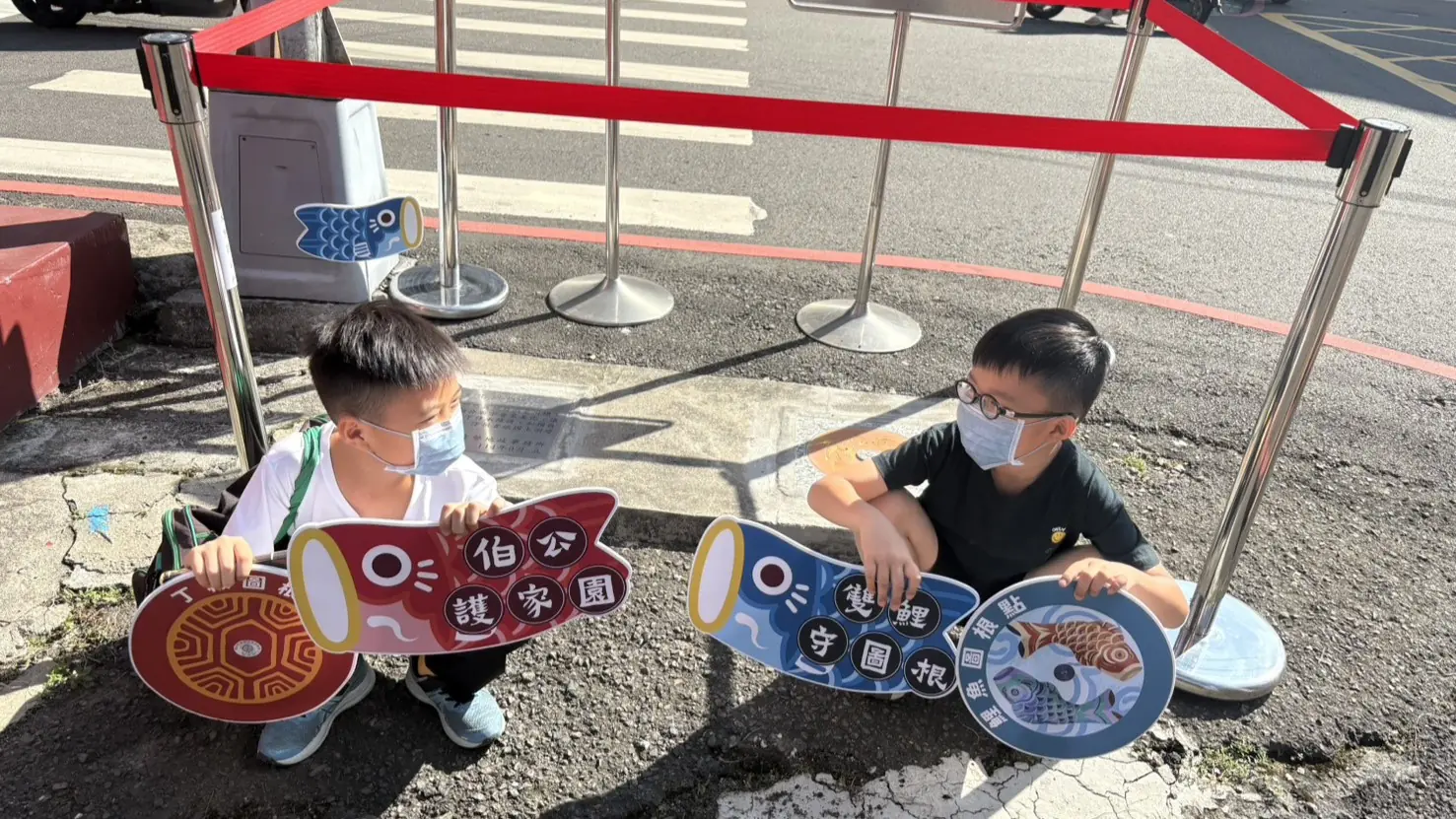 鯉魚伯公文化祭啟用雙鯉圖根點 東勢地政結合文史觀光添亮點 4 %E5%9C%A8%E5%9C%B0%E5%85%92%E7%AB%A5%E8%88%87%E9%AF%89%E9%AD%9A%E5%9C%96%E6%A0%B9%E9%BB%9E%E5%90%88%E7%85%A7 0