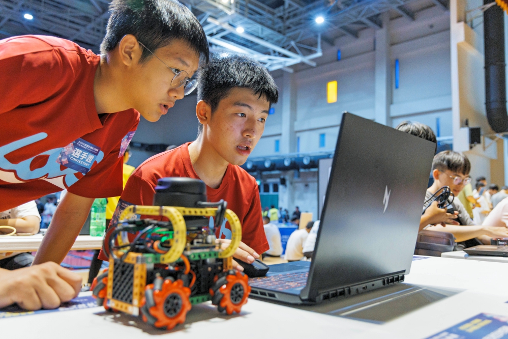 %E8%BF%B7%E5%AE%AE%E6%A9%9F%E5%99%A8%E4%BA%BA%E5%B1%95%E7%8F%BE%E7%84%A1%E4%BA%BA%E8%87%AA%E9%A7%95%E8%BB%8A%E8%87%AA%E5%8B%95%E5%B0%8E%E8%88%AA%E6%8A%80%E8%A1%93 Fotor