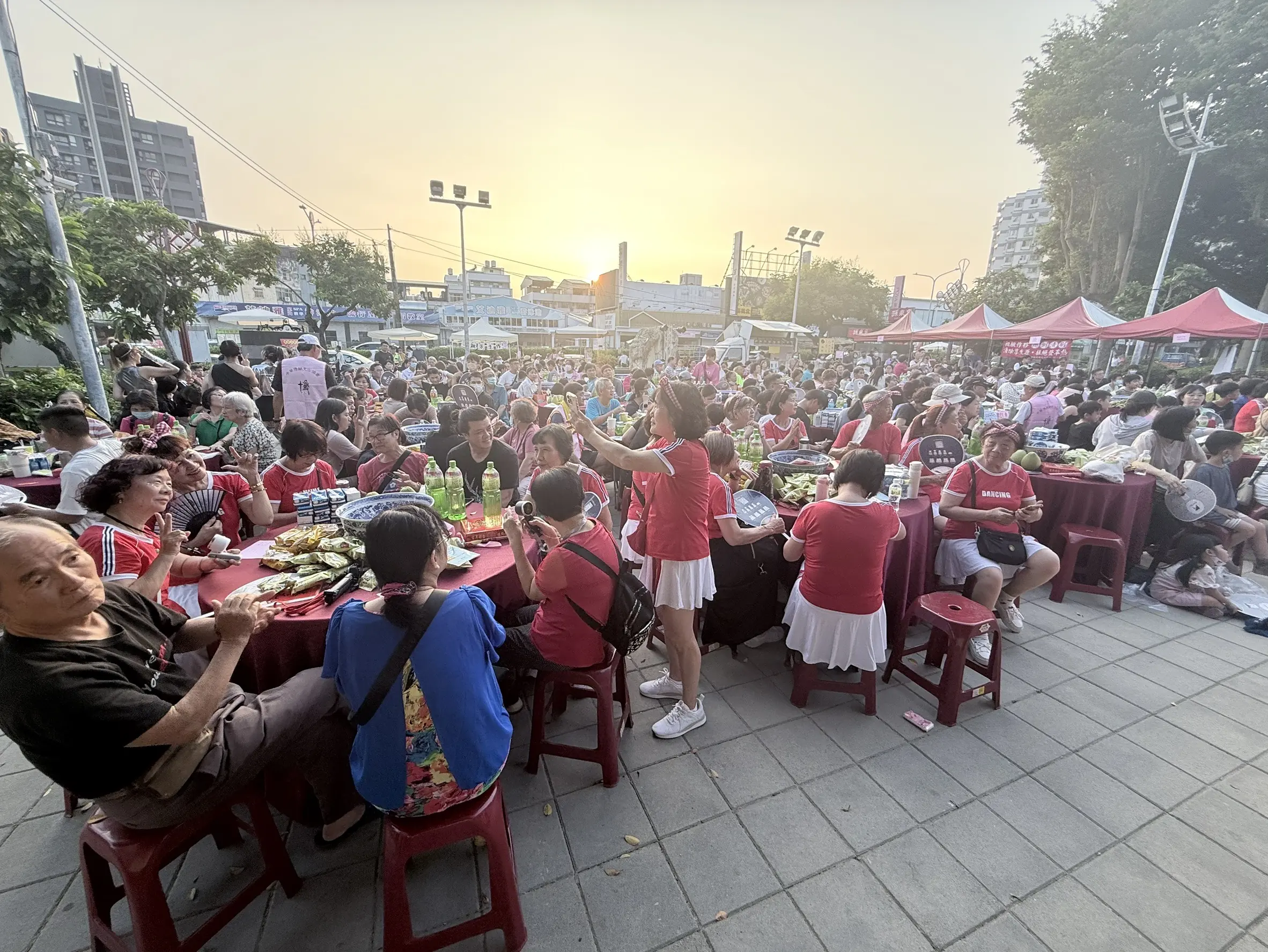 %E7%99%BE%E4%BA%BA%E6%8B%9A%E6%89%8B%E6%B0%A3%E6%AD%A1%E6%B8%A1%E4%B8%AD%E7%A7%8Bjpg